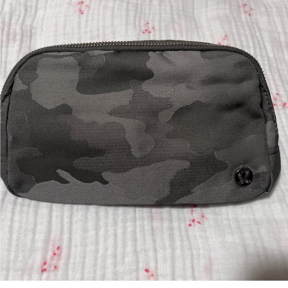 lululemon athletica Accessories - Lululemon Everywhere Belt Bag